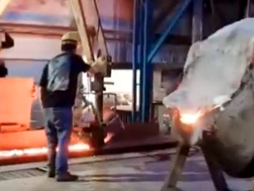 Multifunkční litinový manipulátor před troubou použitelný pro litinářský průmysl