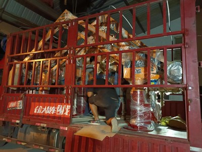 Dva manipulátory pro nalévání jsou naloženy